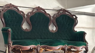 Sofá y sillas antiguos de terciopelo