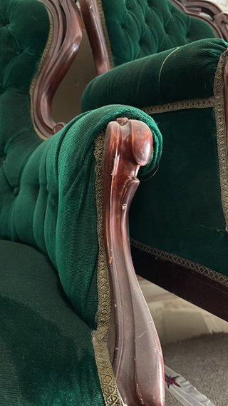 Sofá y sillas antiguos de terciopelo