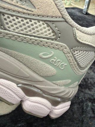 Asics Gel Gris y Blanco