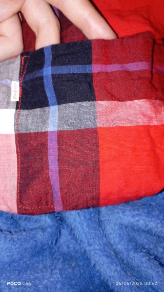 Camisa de cuadros roja y azul