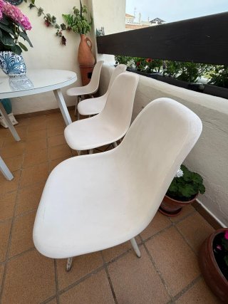 Juego de 4 sillas de plástico blancas