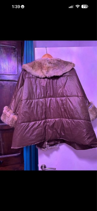 Poncho oversize con pelo