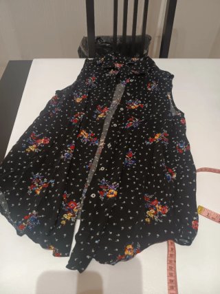 Blusa Stradivarius floral negra sin mangas