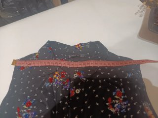 Blusa Stradivarius floral negra sin mangas