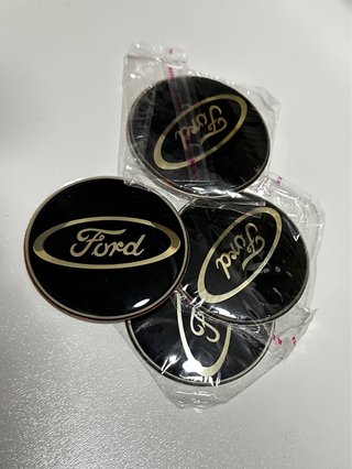 Logos Ford con adhesivos