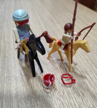 Lote Playmobil: 2 Jinetes con Accesorios