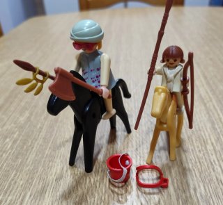 Lote Playmobil: 2 Jinetes con Accesorios