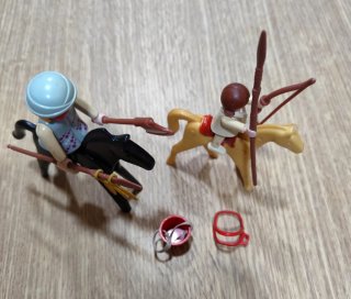Lote Playmobil: 2 Jinetes con Accesorios