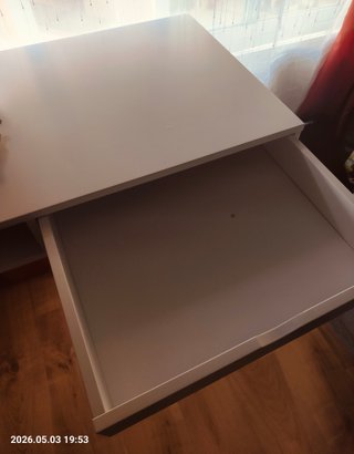 Escritorio blanco con cajón y hueco