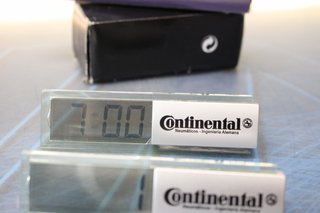 Publicidad neumáticos automóvil. Relojes despertador y yo-yo. Goodyear, Michelin, Continental...