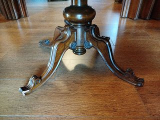 Mesa de comedor ovalada de madera