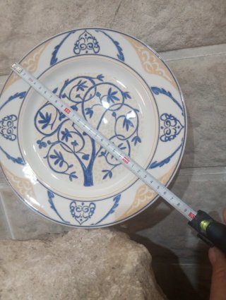 Plato de loza con diseño de árbol