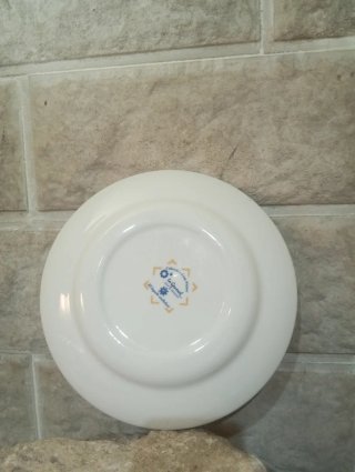 Plato de loza con diseño de árbol