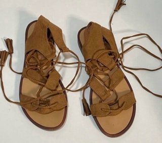Sandalias romanas con cordones y flecos