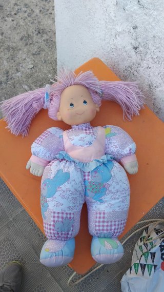 Muñeca de trapo con pelo rosa