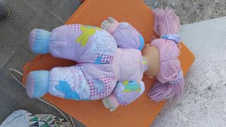 Muñeca de trapo con pelo rosa