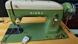Máquina de coser Sigma con mueble