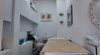 Se alquila preciosa cabina de Estetica en función.