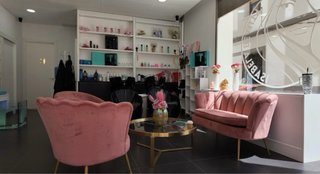 Se alquila preciosa cabina de Estetica en función.