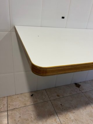 Mesa de pared blanca y madera