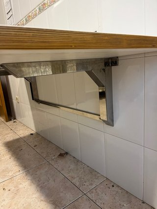 Mesa de pared blanca y madera