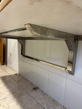 Mesa de pared blanca y madera