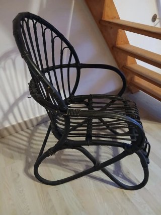 Silla de mimbre negra estilo ratán