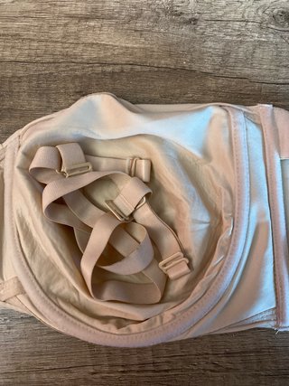 Sujetador sin tirantes beige. Talla 95C.