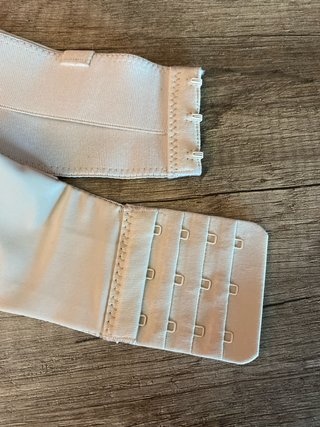 Sujetador sin tirantes beige. Talla 95C.