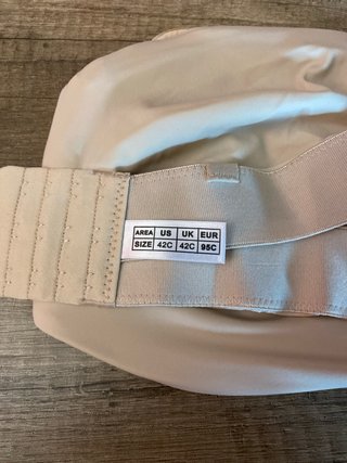 Sujetador sin tirantes beige. Talla 95C.