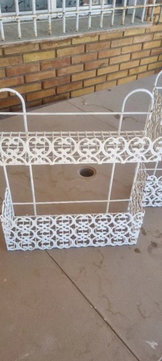 Scaffali metallici bianchi a 3 livelli