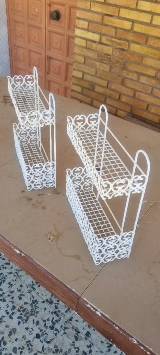Scaffali metallici bianchi a 3 livelli