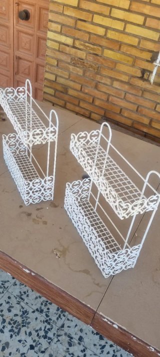Scaffali metallici bianchi a 3 livelli