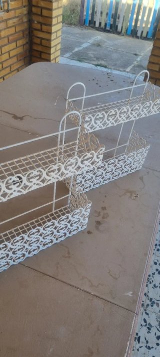 Scaffali metallici bianchi a 3 livelli