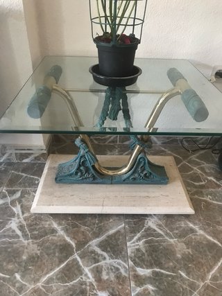 Mesa de centro dorada y transparente