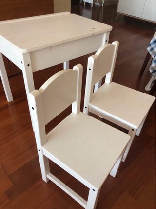 Pupitre infantil IKEA + 2 sillas