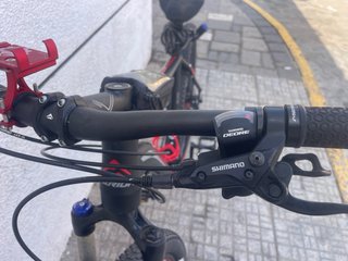 Bicicleta de montaña negra