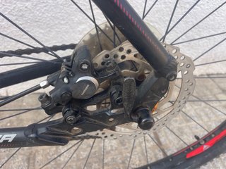 Bicicleta de montaña negra