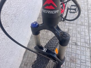 Bicicleta de montaña negra