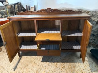 Cómoda de comedor de castaño
