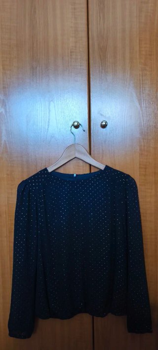Blusa de noche negra con detalles dorados