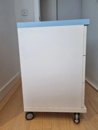 Mueble cajonera azul y blanco con ruedas
