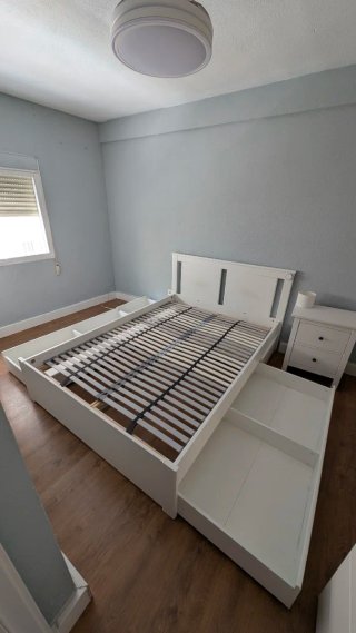 Cama Songesand Ikea + Somier. Urge. (Negociable)