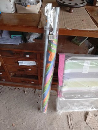 Silla y sombrilla de playa multicolor