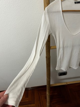 Camiseta Zara manga larga escote pico