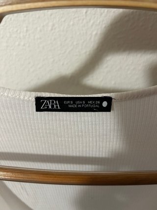 Camiseta Zara manga larga escote pico