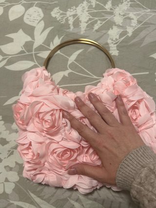 Bolso de fiesta rosa con asas doradas