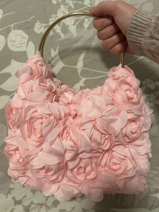 Bolso de fiesta rosa con asas doradas
