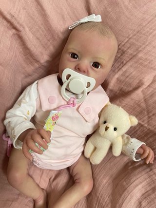 Bebé Reborn realista con osito y chupete