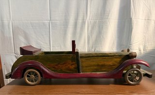 Coche de madera artesanal